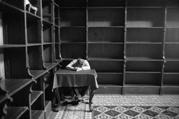 6-uomo-dorme-biblioteca